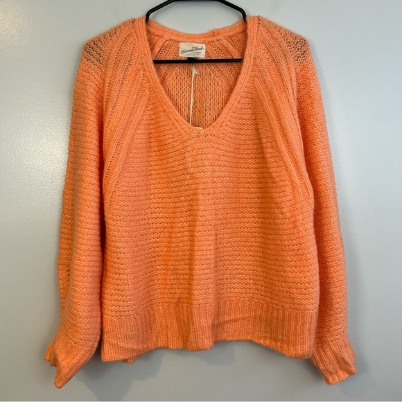 NWT Universal Thread V-neck Knit Peach/Orange Pullover Sweater Size Medium - Picture 1 of 9